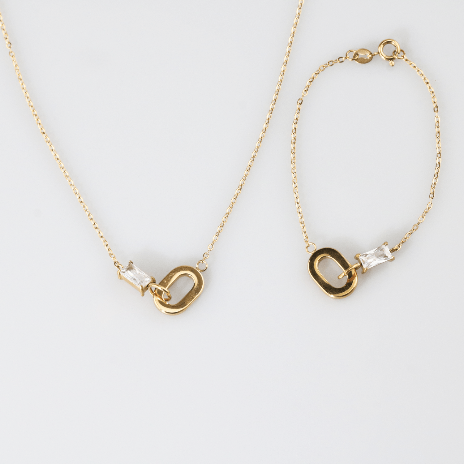 Bella Oval Link Bracelet | White Baguette Stone, 18k Gold Plated 3