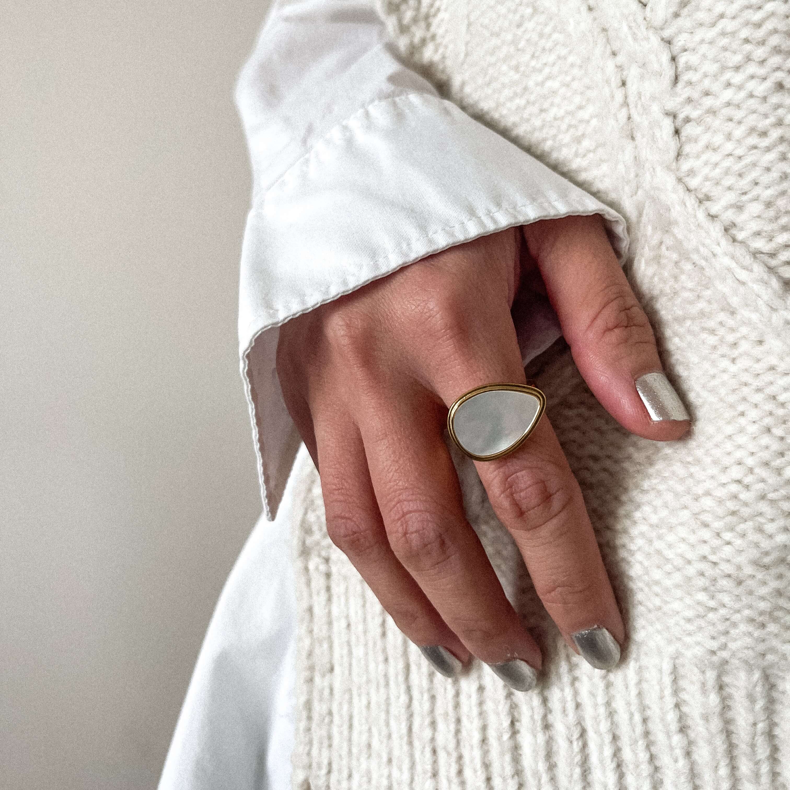 Maris Statement Signet Ring | Mother of Pearl Inlay, Gold-Tone 7