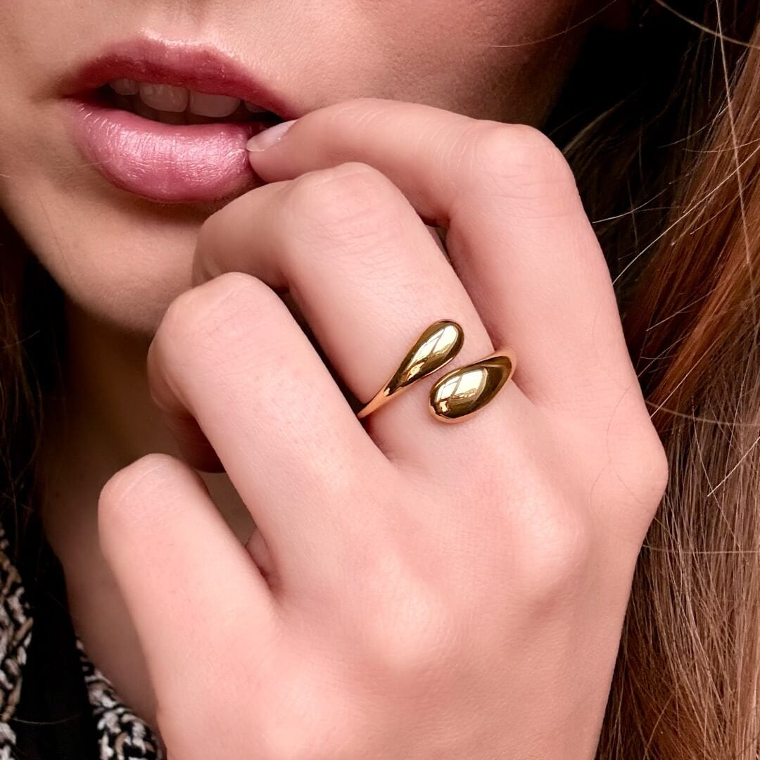 Mira Hug Ring | 18k Gold Plated Stainless Steel 2