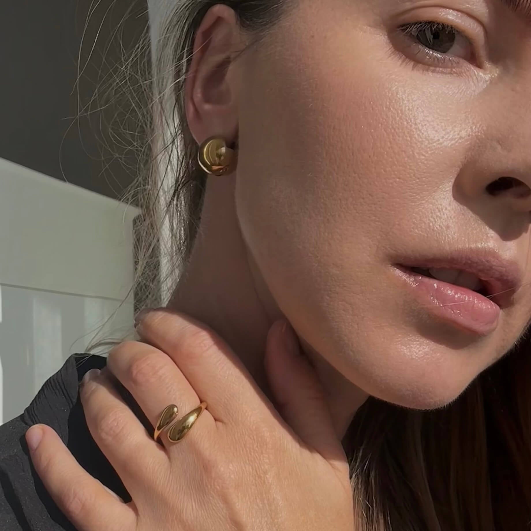Mira Hug Ring | 18k Gold Plated Stainless Steel 6