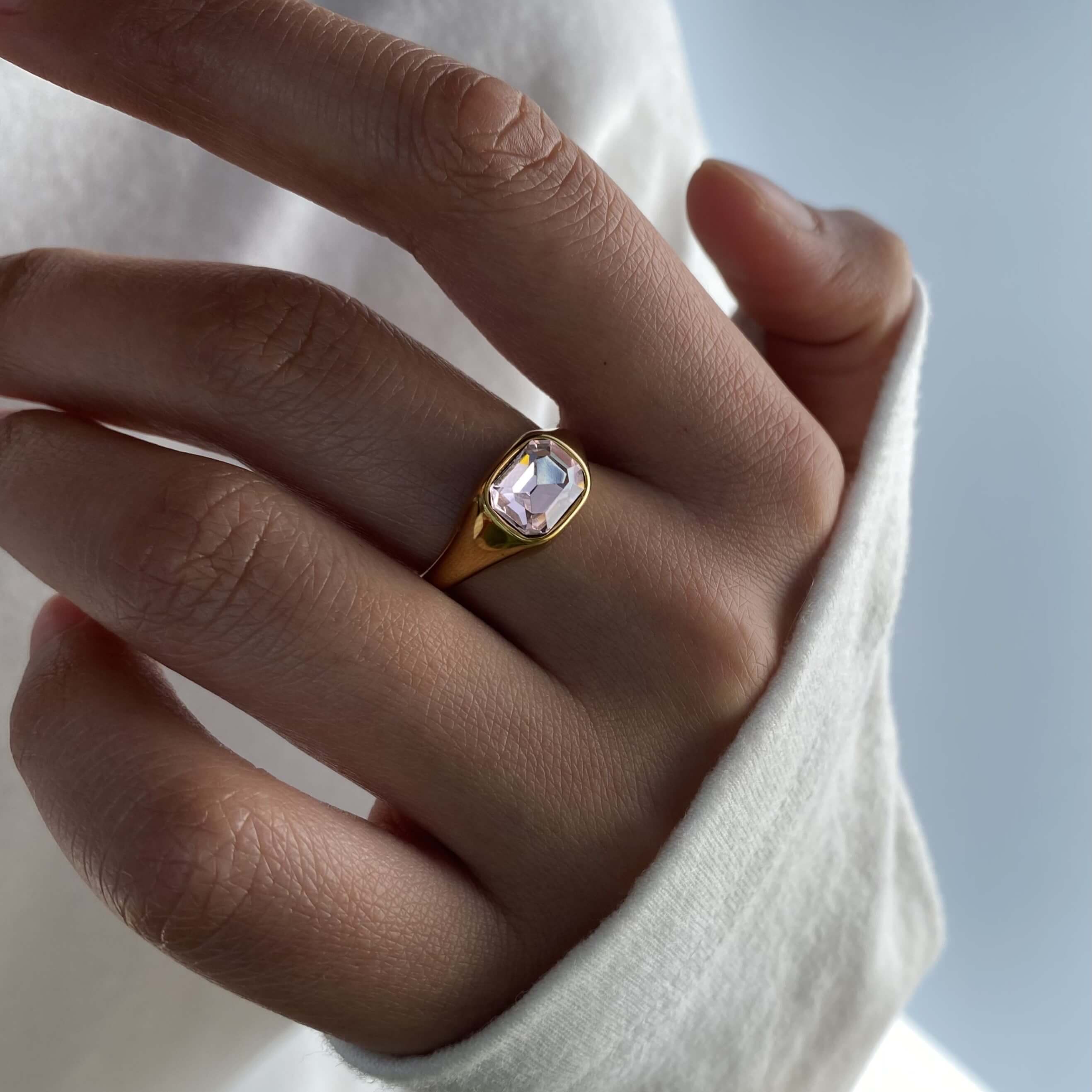Pavo Emerald Cut Ring | Pink Stone, 18k Gold Plated 2
