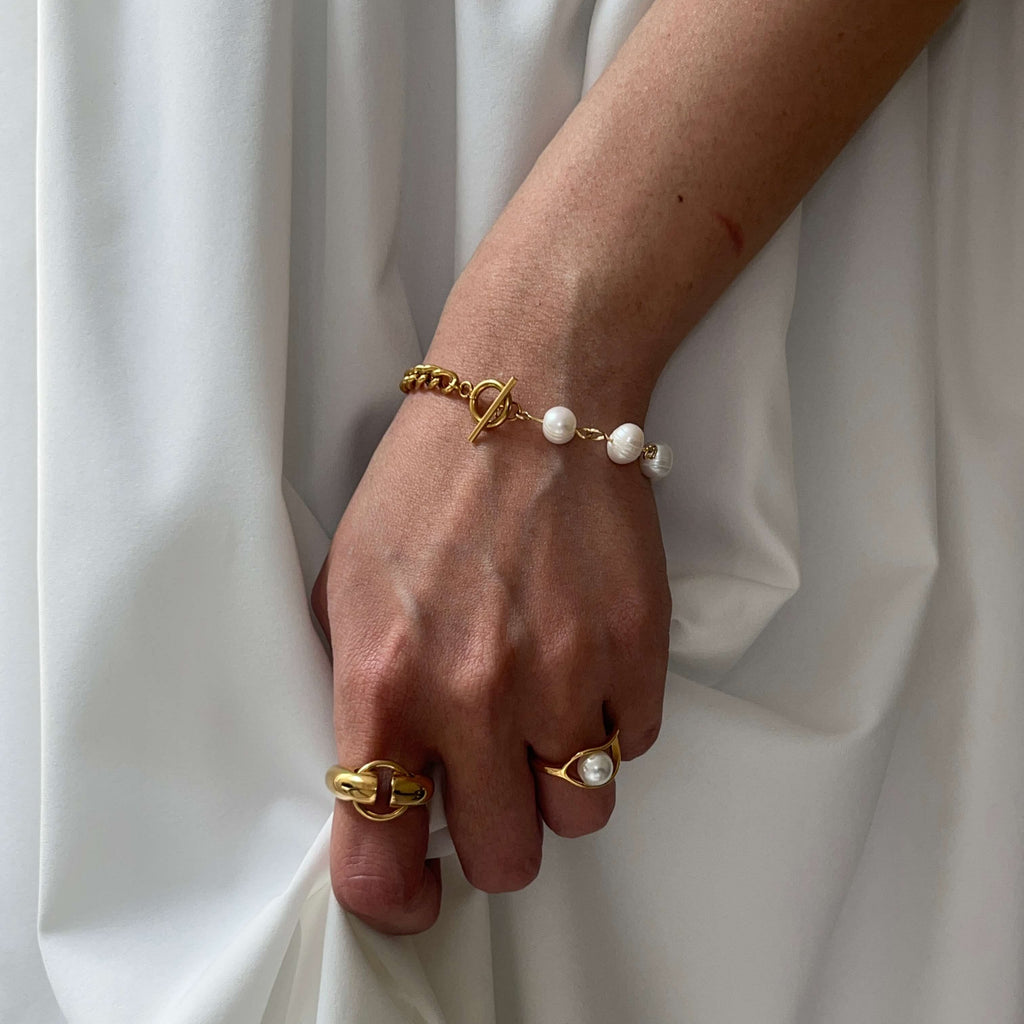 Pura Toggle Bracelet | Freshwater Pearls, Gold Plated 2