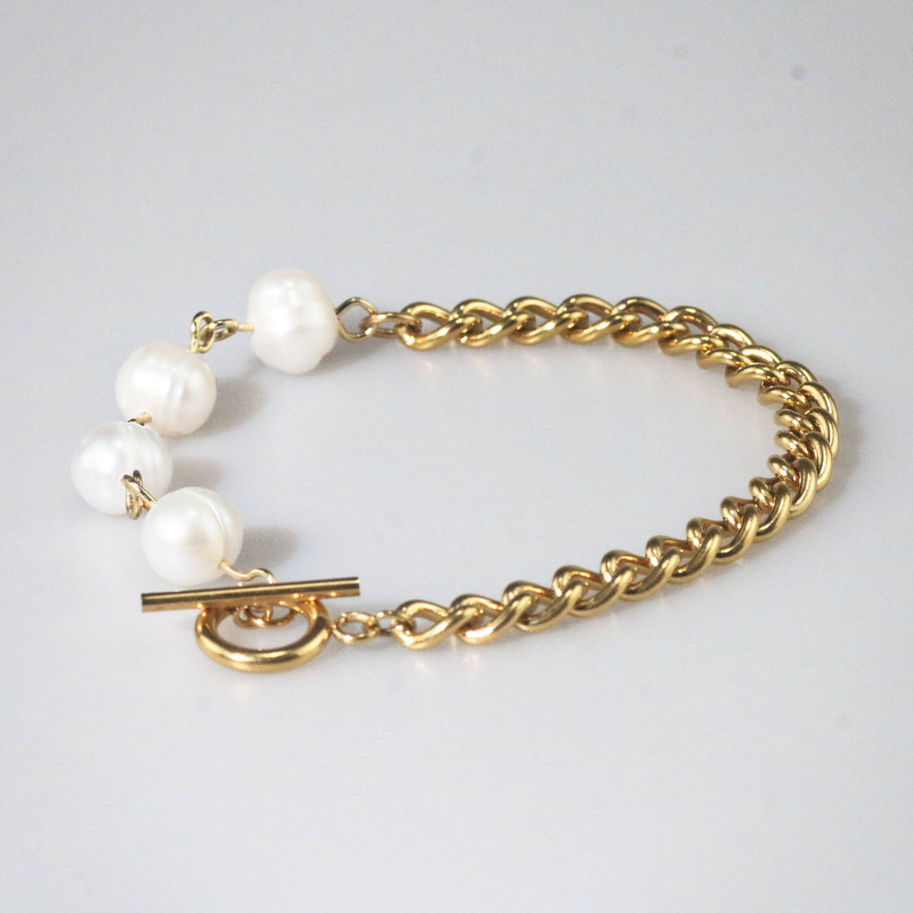 Pura Toggle Bracelet | Freshwater Pearls, Gold Plated 4